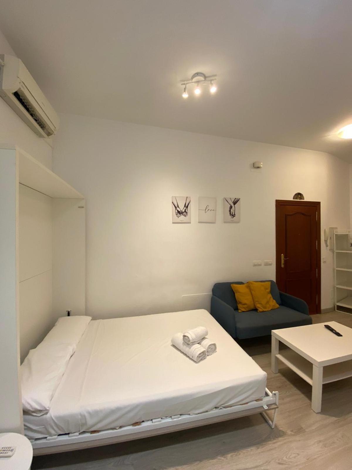 Estupendo estudio al lado de plaza la Merced Málaga Exterior foto